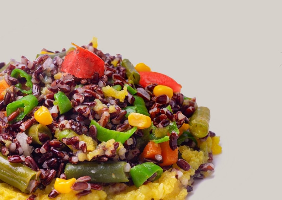 Riso rosso e verdure primaverili, uno dei piatti SanoPronto